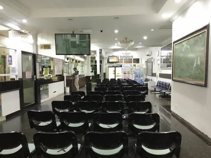 Ruang tunggu di depan loket farmasi RS Jakarta Medical Center, dengan layar antrean di atasnya.